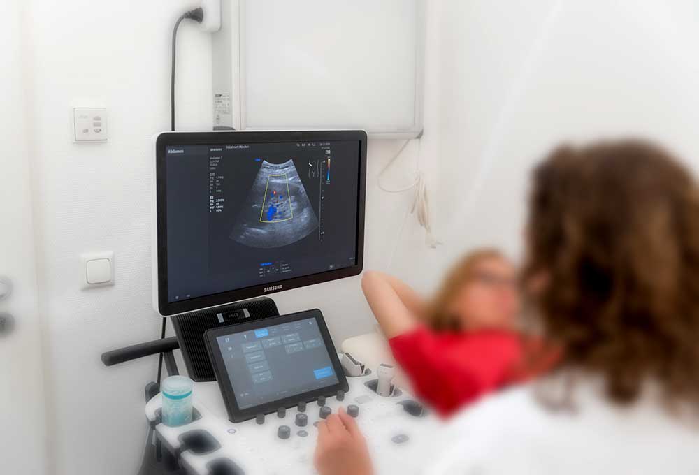 Sonographie - Ärztin führt eine Sonographie bei einer Patientin durch